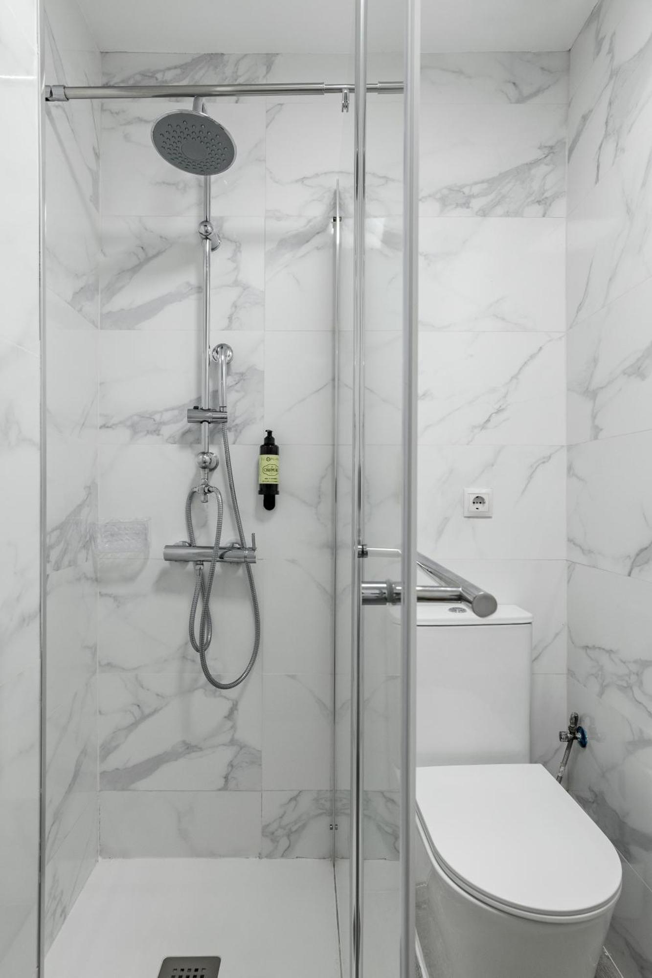 Charming Lucero Appartement Madrid Buitenkant foto